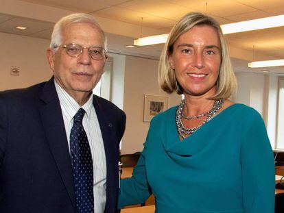 El candidato a Alto Representante, Josep Borrell, este martes junto a la actual jefa de la diplomacia europea, Federica Mogherini.