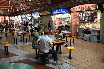 Puestos de comida oriental en el ‘hawker’ Maxwell, en Singapur. 