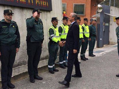 Fernández de Mesa visita la casa cuartel de la Guardia Civil de Alsasua.