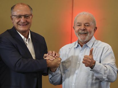 El expresidente Lula este viernes en São Paulo al presentar a Geraldo Alckmin, antiguo gobernador de derechas, como su candidato a vicepresidente.