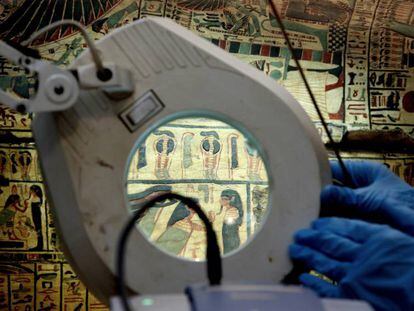 Un equipo de restauradores trabaja con varias piezas egipcias en el Museo Arqueologico Nacional en Madrid.