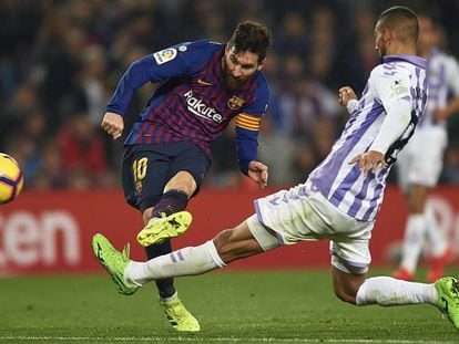 Messi dispara pese a la oposición de un jugador del Valladolid.