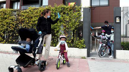 26/04/20. (DVD 998). Miren Elia, a la izquierda con dos de sus hijos y Xavi Janer, en la puerta con los otros dos, se despiden para pasear el primer dia que pueden salir en Madrid durante la pandemia de coronavirus. 
Jaime Villanueva.