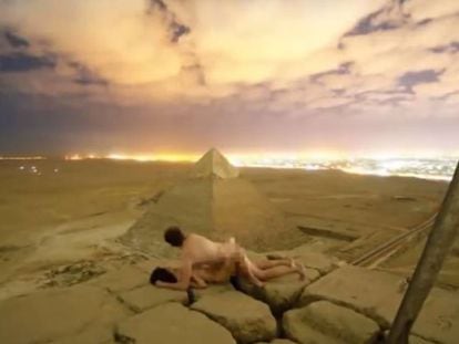 Fotograma del momento en que la pareja está desnuda en lo alto de una pirámide en Giza (Egipto).
