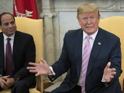 El presidente Donald Trump dirigiéndose a los medios durante su reunión con su homólogo egipcio, Abdelfatá Al Sisi