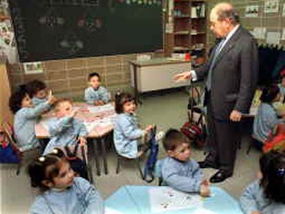 B-06.-BARCELONA,21/3/2000.-El Presidente de la Generalitat,Jordi Pujol,conversa con los pequeños de primaria durante la visita que realizó hoy a la escuela Turbal de Sant Adrian del Besos.-EFE/j.m/Lluis Gene