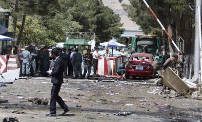 Fuerzas de seguridad afganas inspeccionan el lugar del atentado