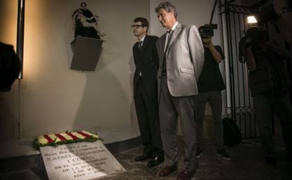 Ofrenda de Societat Civil Catalana, ayer en la tumba de Rafael de Casanova en Sant Boi.