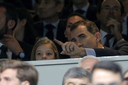 La infanta Sofía junto a su padre, Felipe VI en el estadio de Santiago Bernabéu, viendo el partido del Real Madrid - Manchester City.