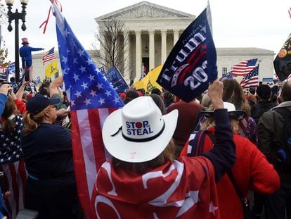 Manifestantes trumpistas, en el exterior del Tribunal Supremo en Washington, este sábado.