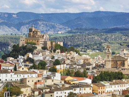 La localidad murciana de Caravaca de la Cruz, con el santuario de la Vera Cruz en lo alto de la colina. 