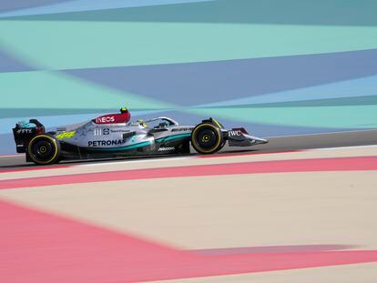 Lewis Hamilton durante los entrenamientos en el circuito de Barhéin, este viernes.