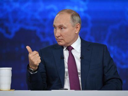Vladímir Putin durante el programa de televisión 'Línea directa', este miércoles en Moscú.