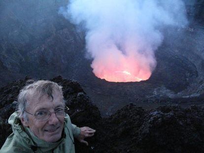 Una larga ascensión por la tarde hasta el cráter del nada extinto volcán Nyiragongo, cerca de la frontera con Ruanda. Ahí estoy en la foto. Al anochecer, la imagen es la que tenemos de niños de cómo debería ser un volcán, incluido su ardiente lago de color rojo que escupe y borbotea lava.