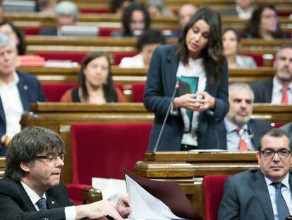 In&eacute;s Arrimadas interpela a Puigdemont (izquierda) en el Parlament.