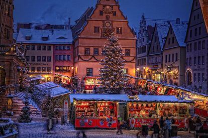 En Alemania la tradición de los mercados navideños está muy extendida. Cada ciudad, cada pueblo tiene el suyo. En la fotografía, puestos del mercadillo de Rothenburg ob der Tauber, localidad de 11.000 habitantes en Baviera.