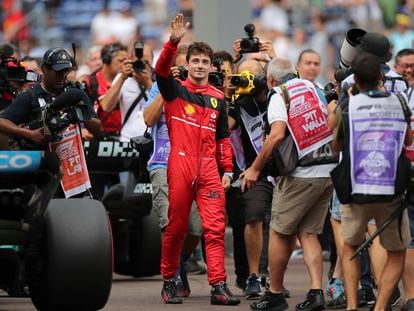 Leclerc saluda a los espectadores tras lograr la pole en Mónaco.