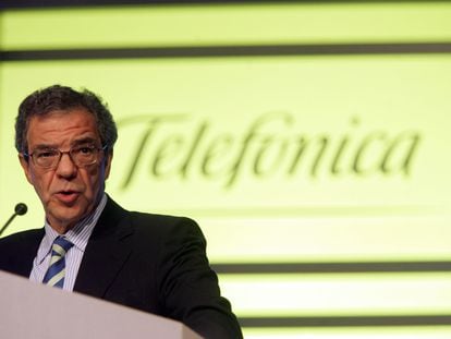 César Alierta interviene en la junta de accionistas de Telefónica de 2006.