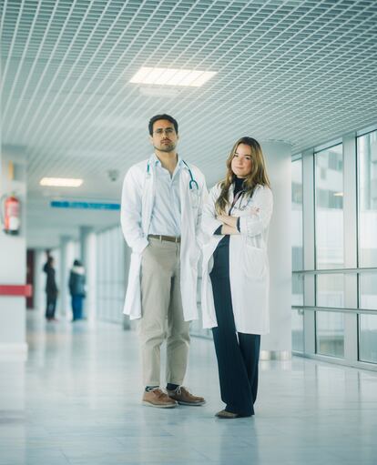 Antonio Rueda y María Alameda, de 28 años, residentes de cuarto año de Oncología en el Hospital La Paz.