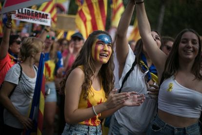 Una joven con la cara pintada con la bandera independentista de Cataluña participa en la marcha independentista de la Diada del año pasado.