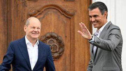 El canciller de Alemania, Olaf Scholz (a la izquierda), junto al presidente de España, Pedro Sánchez, este martes en Meseberg.