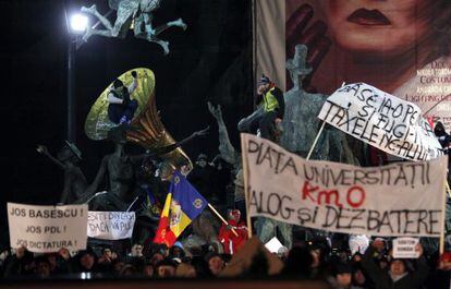 Protestas contra el presidente Traian Basescu, en la plaza de la Universidad de Bucarest, Ruman&iacute;a, el pasado 16 de enero de 2012.