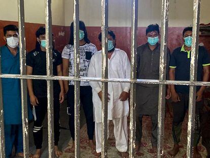 Los seis detenidos por el asesinato de Arooj y Aneesa.