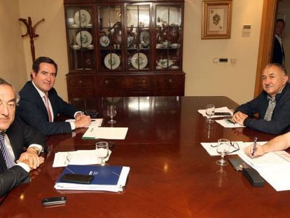 De izquierda a derecha: Juan Rosell (CEOE); Antonio Garamendi (Cepyme); Pepe Álvarez (UGT) y Unai Sordo (CC OO):
