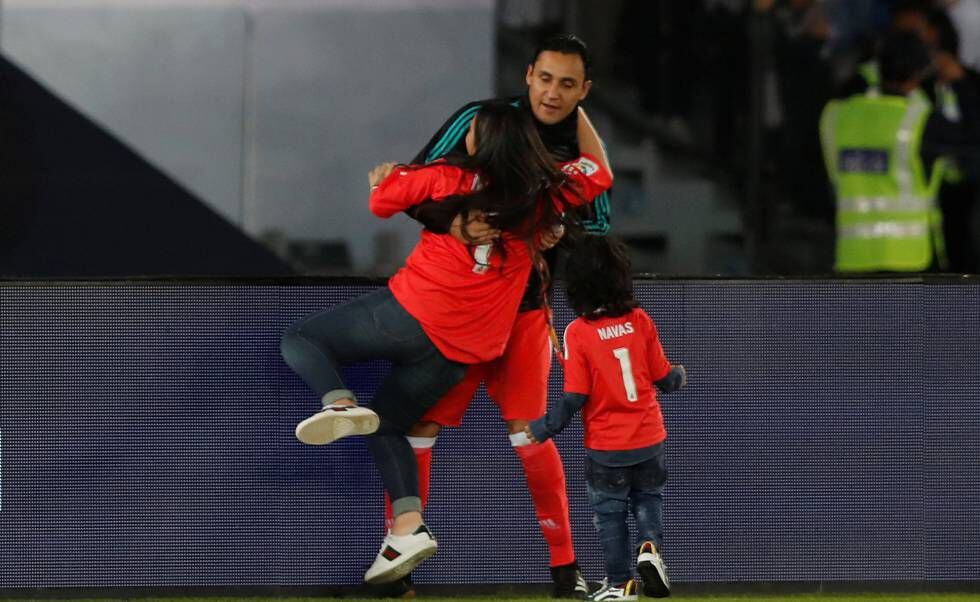 Keylor Navas se abraza a sus hijas después de conseguir el Mundialito.