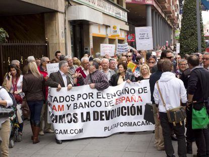 Afectados por la venta de productos de la CAM protestan en Alicante