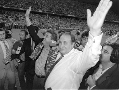 Antic y Gil saludan desde el césped del Calderón tras la consecución del doblete.