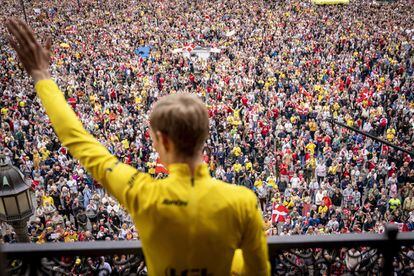 El ciclista danés Jonas Vingegaard del Team Jumbo-Visma luce el maillot amarillo de líder general, mientras saluda este miércoles a los aficionados desde el balcón del Ayuntamiento en el centro de Copenhague (Dinamarca).