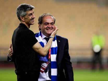 Jokin Aperribay (derecha), se abraza al entrenador de la Real Sociedad, Imanol Aguacil, tras ganar la Copa del Rey en 2021.