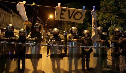 Un grupo de policías frente a una protesta en La Paz, este domingo.