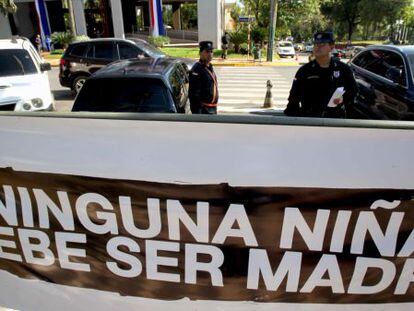 Un cartel colocado por defensores de derechos humanos frente al Congreso paraguayo, el pasado martes.