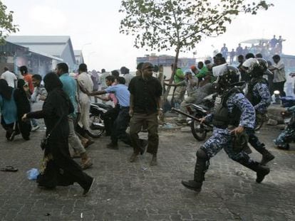 Polic&iacute;as persiguen a simpatizantes del expresidente Mohamed Nasheed, en Maldivas.