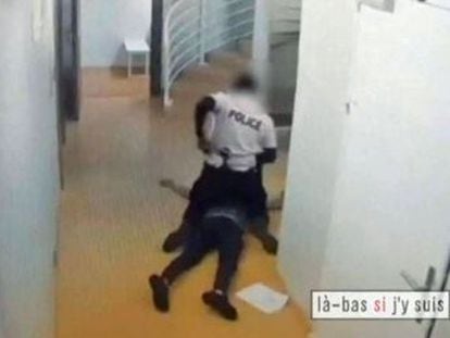 Una grabación de seguridad muestra la agresión del agente a un inmigrante en un juzgado parisino