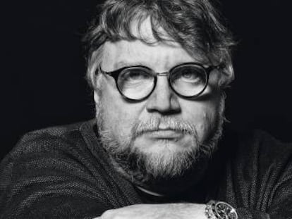 Guillermo del Toro, fotografiado en exclusiva para ICON, con pinta de no estar pensando para nada en monstruos que sufren o en criaturas de aspecto amenazante pero ultrasensibles.