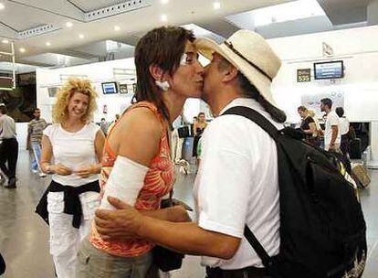 Dos de los heridos se despiden antes de volar de vuelta a casa.