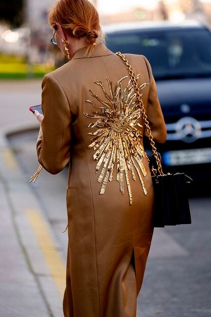Un abrigo que no es como los demás. El sol dorado que brilla en la espalda de este chaquetón marrón lo convierte en uno de los más especiales avistados en la semana de desfiles de alta costura. La culpa, claro, la tiene Schiaparelli.