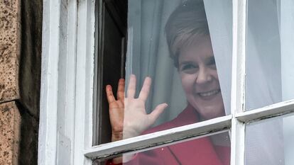 Nicola Sturgeon saluda este miércoles desde una de las ventanas de Bute House, la residencia oficial de la ministra principal de Escocia, en Edimburgo.