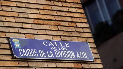 Placa de la calle de los Ca&iacute;dos de la Divisi&oacute;n Azul.