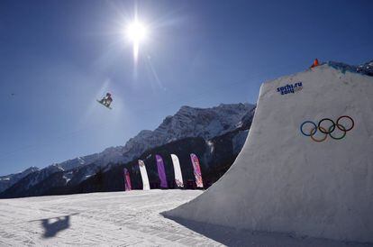 El británico Billy Morgan realiza un salto con su snowboard