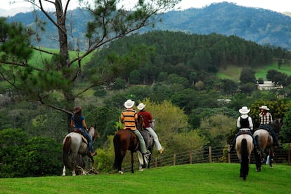 Montar a caballo es todo una religión en Jarabacoa. Constituye la mejor manera de conocer a fondo los muchos encantos de esta región. 