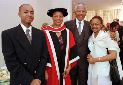 Machel con Mandela y los hijos de ella, Josina y Malengani, en 1997 la Universidad de Essex, en el Reino Unido.