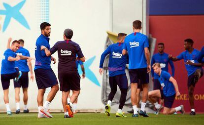 Luis Suárez habla con Valverde durante el entrenamiento del viernes.