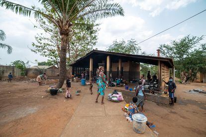Estas son las cocinas del CDTUB de Lalo. En Benín y en África en general los hospitales no cuentan con servicio de comidas en las habitaciones; los pacientes dependen de sus familiares para que les cocinen y alimenten. Este papel lo asume casi siempre una mujer.