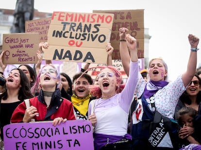 Reivindicación trans en la manifestación del 8 de marzo en Lisboa, Portugal, en 2020.