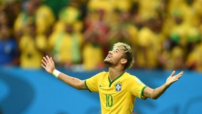 Neymar celebra su gol frente a Camerún.