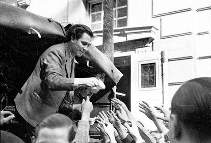 Manuel Altolaguirre repartiendo propaganda, probablemente en Madrid, durante las primeras semanas de la guerra civil. Foto Archivo del PCE. Cortesía del Archivo Histórico del Partido Comunista de España.